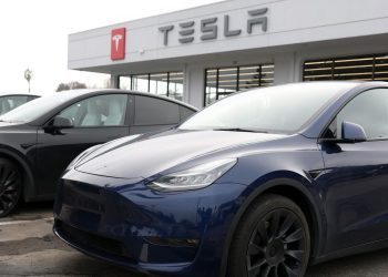 Lần đầu tiên số lượng giao xe hằng năm của Tesla giảm