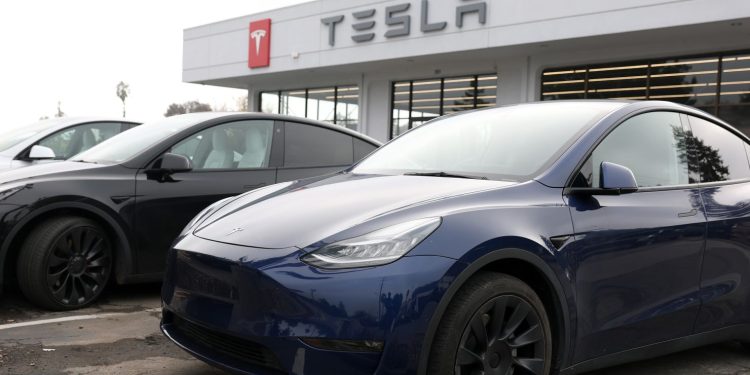 Lần đầu tiên số lượng giao xe hằng năm của Tesla giảm 