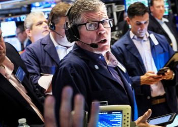 S&P 500 giảm khi các nhà đầu tư chấp nhận mức thuế ô tô của ông Trump