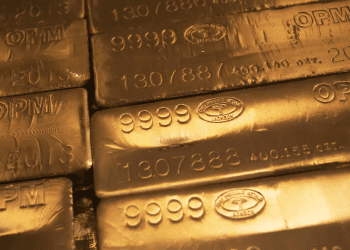 Giá vàng ngày 17/03: vàng thế giới neo gần mốc 3.000 USD