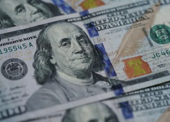 Đồng USD giảm giá vì lo ngại về kinh tế làm giảm niềm tin