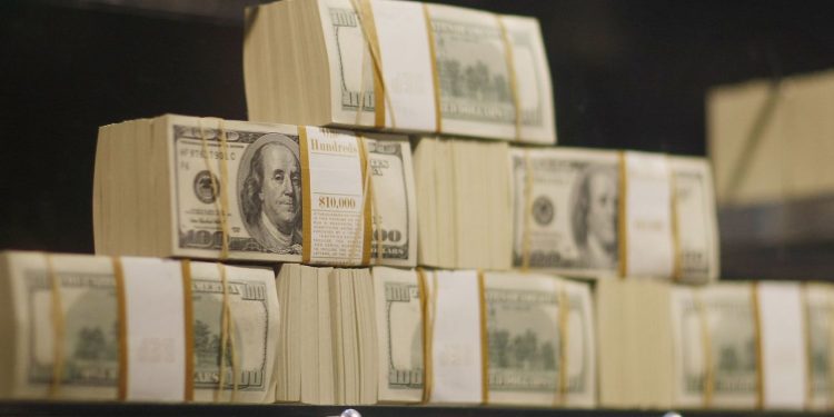 Đồng USD giảm khi thị trường chờ đợi sự rõ ràng về thuế quan của ông Trump