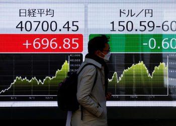 Chứng khoán châu Á trượt dốc do mâu thuẫn giữa Fed và ông Trump 