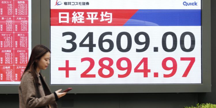 Cổ phiếu công nghệ châu Á phục hồi sau khi ông Trump miễn thuế 