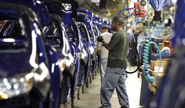 Thị trường lao động Hoa Kỳ giảm bớt trước sự bất ổn về thuế quan