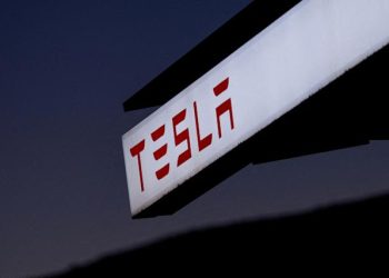 Cổ phiếu Tesla tăng vọt sau chuyến thử nghiệm taxi tự lái đầu tiên