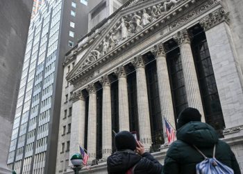S&P 500, Nasdaq đạt mức kỷ lục mới sau các báo cáo thu nhập lạc quan 