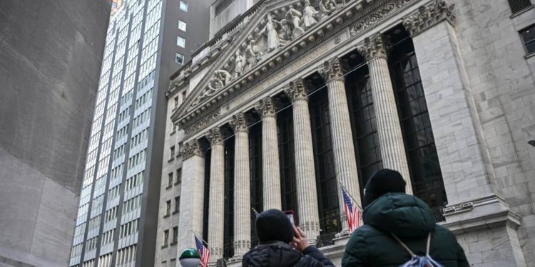 S&P 500, Nasdaq đạt mức kỷ lục mới sau các báo cáo thu nhập lạc quan