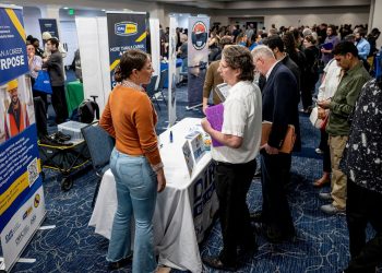 Thị trường lao động Hoa Kỳ gây bất ngờ khi số lượng việc làm tăng trong tháng 5