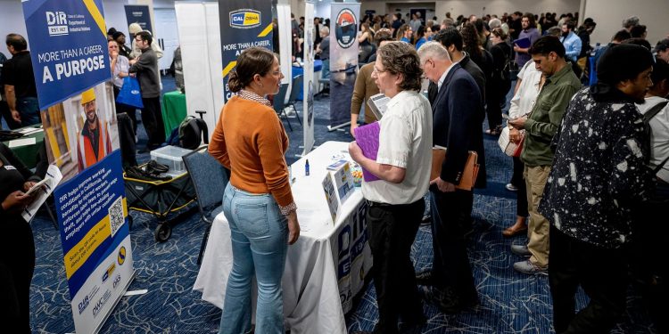 Thị trường lao động Hoa Kỳ gây bất ngờ khi số lượng việc làm tăng trong tháng 5