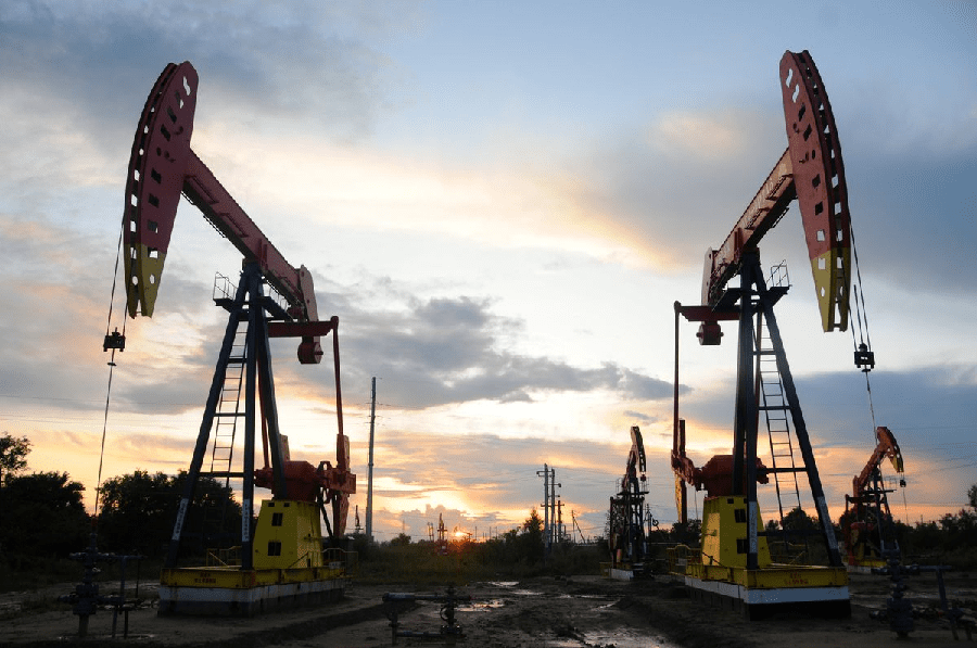 Giá dầu bật tăng khi OPEC+ giảm tốc độ nâng sản lượng