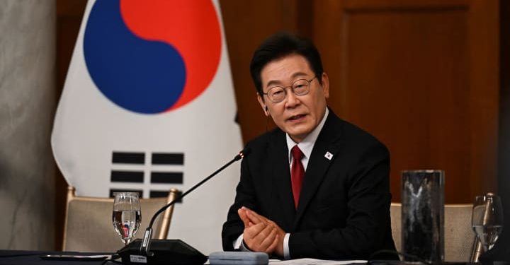 Tổng thống Hàn Quốc cảnh báo nguy cơ khủng hoảng tài chính nếu nhượng bộ Mỹ 
