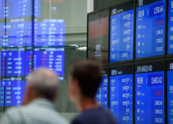 Chỉ số Nikkei vượt 44.000 điểm lần đầu tiên