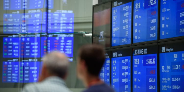 Chỉ số Nikkei vượt 44.000 điểm lần đầu tiên