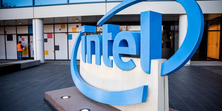 Intel vượt kỳ vọng lợi nhuận quý 3 nhờ đầu tư chiến lược từ Nvidia, SoftBank và chính phủ Mỹ