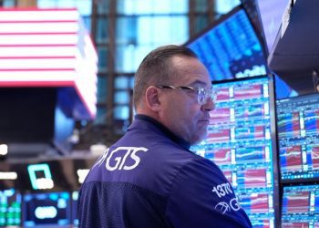 Dow Jones lập đỉnh mới khi nhà đầu tư xoay trục khỏi cổ phiếu công nghệ