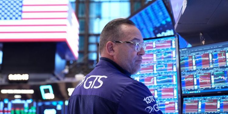 Dow Jones lập đỉnh mới khi nhà đầu tư xoay trục khỏi cổ phiếu công nghệ