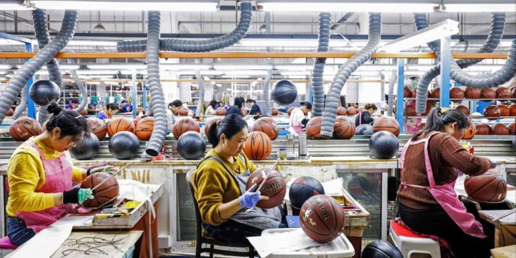 Sản xuất Trung Quốc tăng trưởng chậm lại trong tháng 10 do lo ngại thuế quan