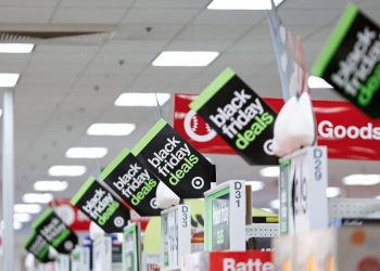 Người mua sắm lập kỷ lục, doanh số trực tuyến bứt phá đầu mùa lễ Mỹ