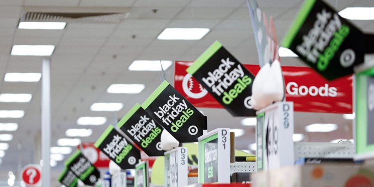 Người mua sắm lập kỷ lục, doanh số trực tuyến bứt phá đầu mùa lễ Mỹ