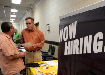 Việc làm Mỹ phục hồi trong tháng 11 sau cú sốc cắt giảm chi tiêu chính phủ