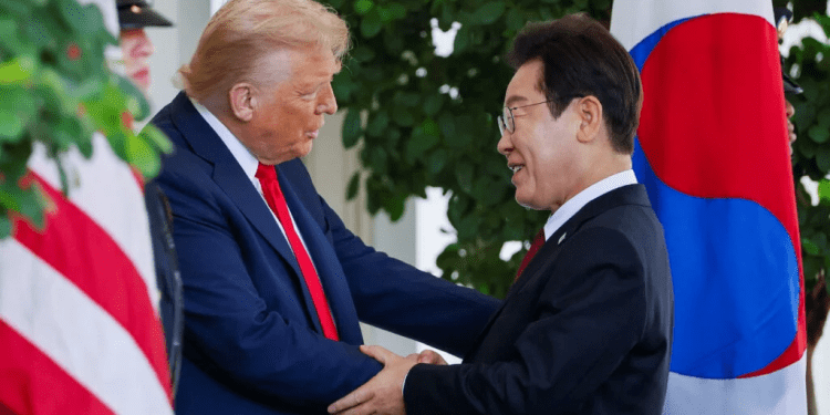 Ông Trump tuyên bố nâng thuế hàng Hàn Quốc lên 25%