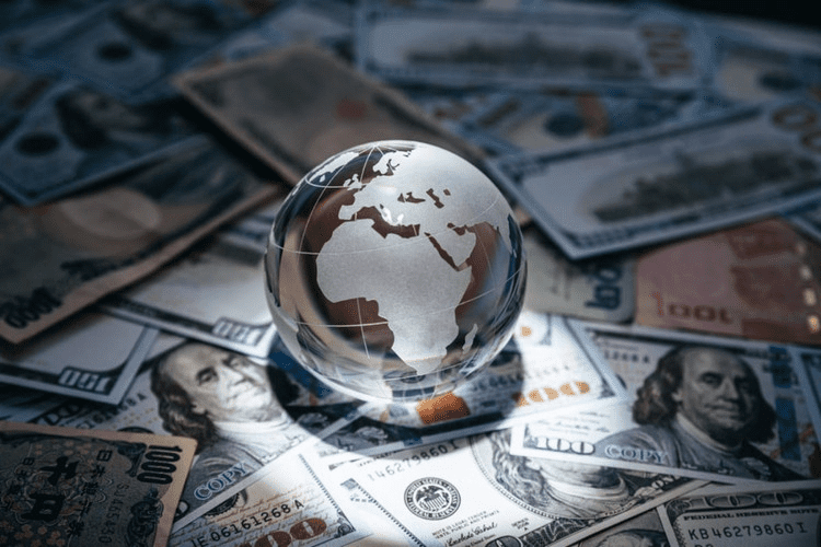 Nợ toàn cầu lập kỷ lục 348.000 tỷ USD