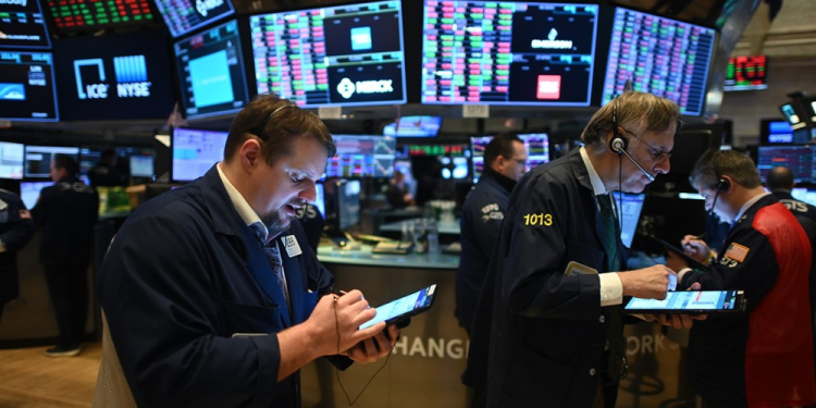 S&P 500 giảm điểm, cổ phiếu tài chính lao dốc vì lo ngại AI