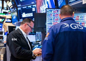 Phố Wall tăng điểm nhờ cổ phiếu AI, S&P 500 áp sát đỉnh kỷ lục