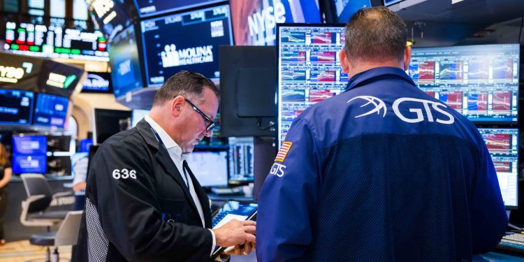 Phố Wall tăng điểm nhờ cổ phiếu AI, S&P 500 áp sát đỉnh kỷ lục