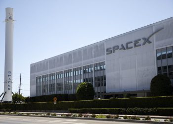 SpaceX cân nhắc niêm yết trên sàn Nasdaq