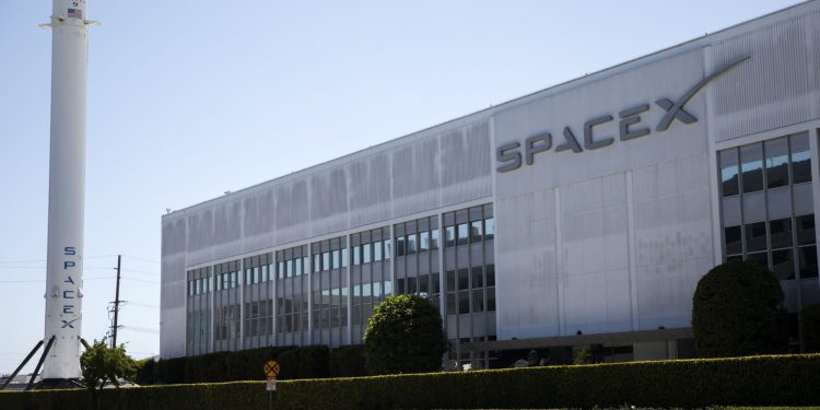SpaceX cân nhắc niêm yết trên sàn Nasdaq