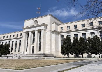 Ông Trump tiếp tục yêu cầu Fed cắt giảm lãi suất khi giá dầu tăng vọt