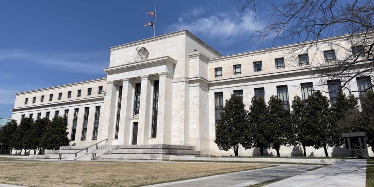 Ông Trump tiếp tục yêu cầu Fed cắt giảm lãi suất khi giá dầu tăng vọt