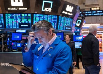 Phố Wall lao dốc sau quyết định giữ nguyên lãi suất của Fed