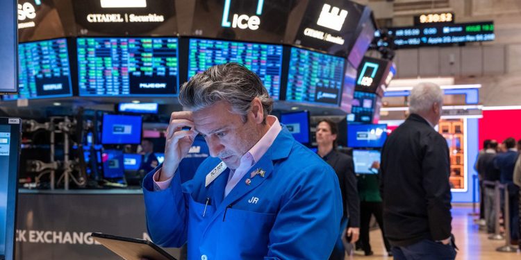 Phố Wall lao dốc sau quyết định giữ nguyên lãi suất của Fed