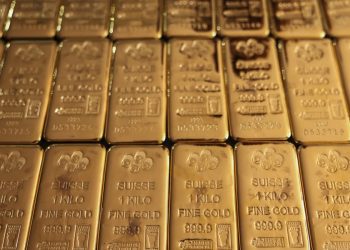 Giá vàng ngày 03/04: Vàng thế giới lao dốc gần 4%