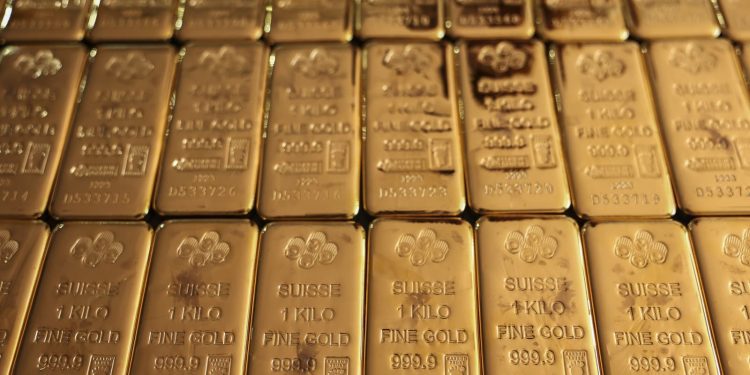 Giá vàng ngày 03/04: Vàng thế giới lao dốc gần 4%