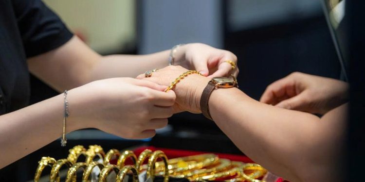 Giá vàng ngày 14/05: Vàng SJC chững lại ở 165 triệu đồng/lượng