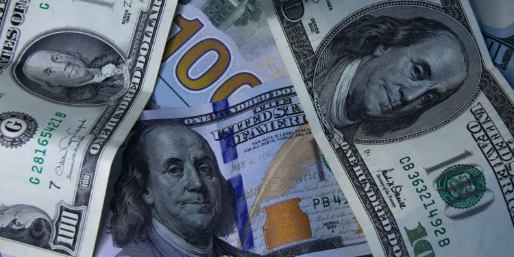 USD bứt phá, giá dầu tăng vọt khi hy vọng hòa bình Trung Đông vụt tắt