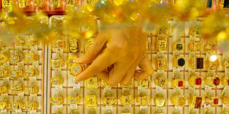 Giá vàng ngày 12/06: Vàng trong nước chịu áp lực điều chỉnh